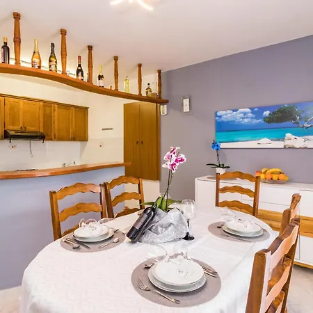 Stunning In With Swimming Pool Apartman