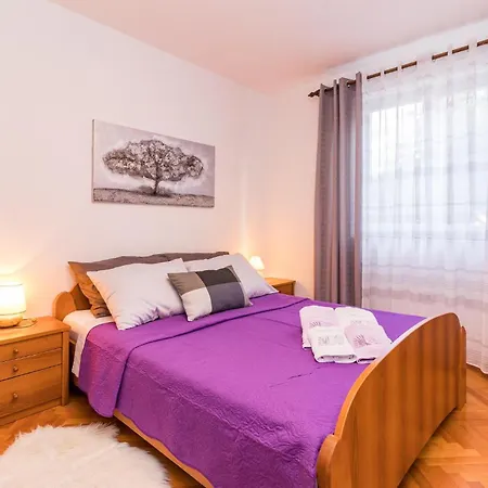Apartman Stunning In With Swimming Pool