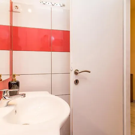 Apartman Stunning In With Swimming Pool