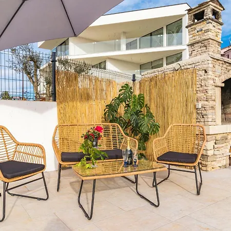 Stunning In With Swimming Pool Apartman Póla