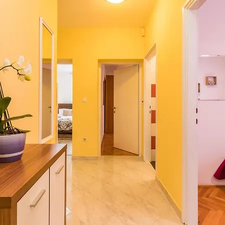 Appartement Stunning apartment in Pula w/ Outdoor swimming pool, WiFi&Outdoor swimming pool