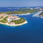 Stunning Apartment In Pula With Swimming Pool *