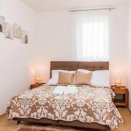 דירה Stunning Apartment In Pula With Swimming Pool *