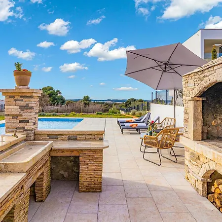 Stunning Apartment In Pula With Swimming Pool * פולה